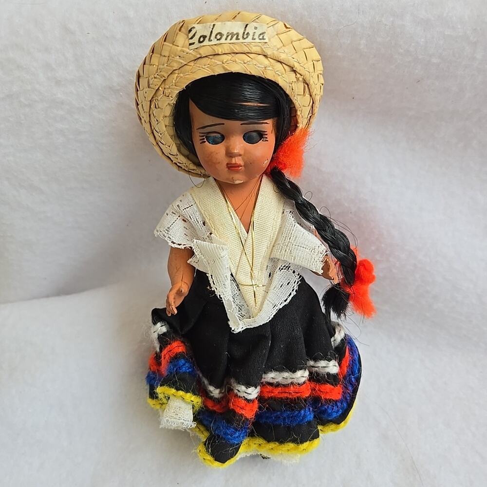 Vintage 1977 Columbia Folk Art blinky eye plastic 7" Doll
